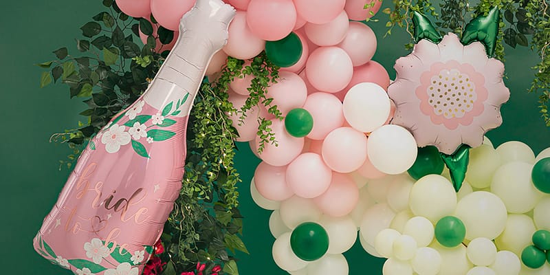 ballonnen boog met folieballon in de vorm van champagne en bossage