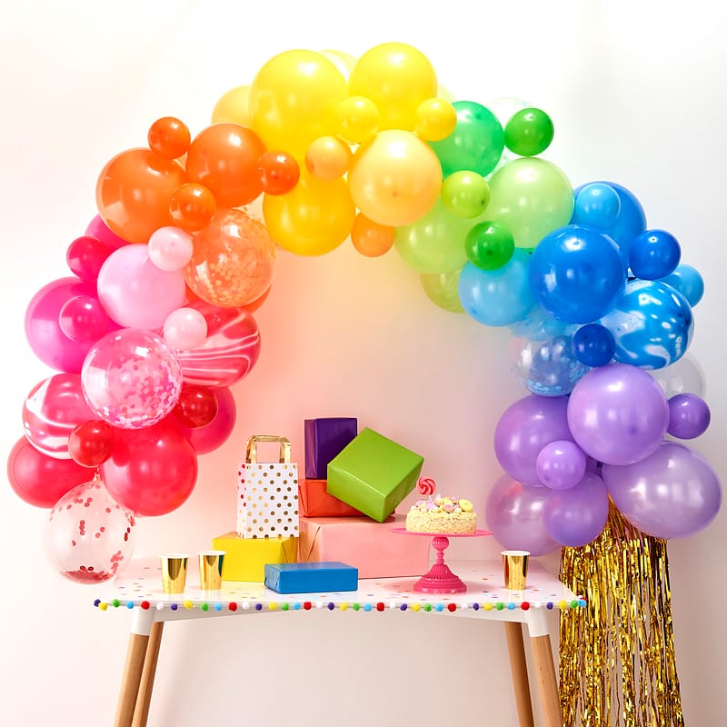 Hapjestafel met regenboog ballonnenboog