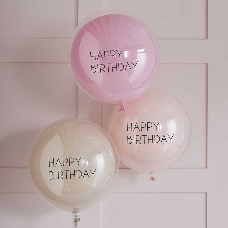 grote ronde ballonen met happy birthday erop in roze tinten