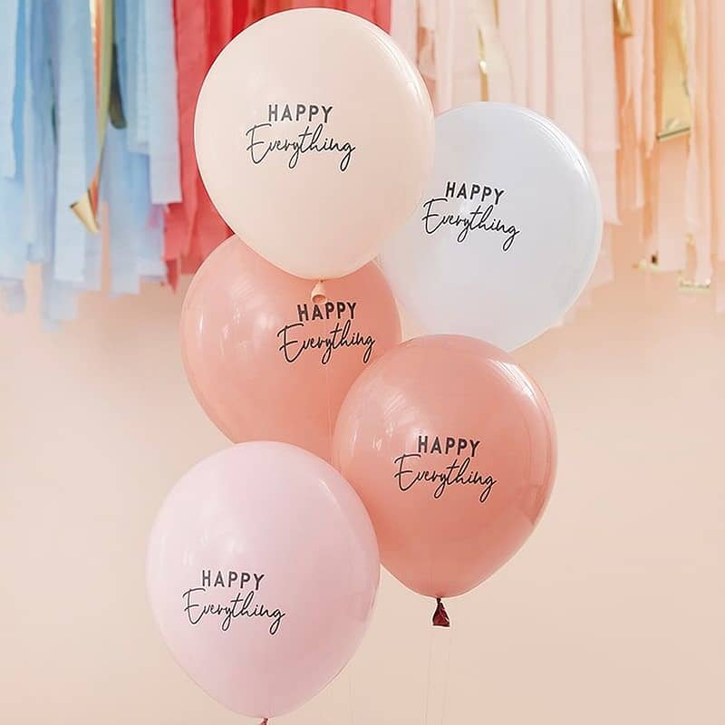 bundel met ballonnen in verschillende kleuren met happy everything erop