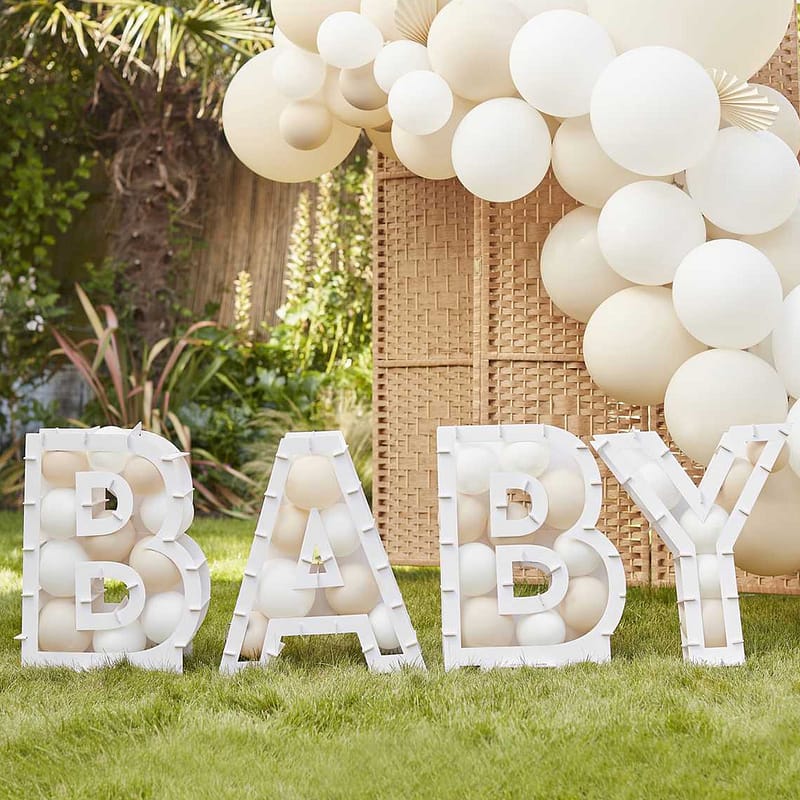 balon standaarden in de vorm van het woord baby met nude kleurige ballonnen