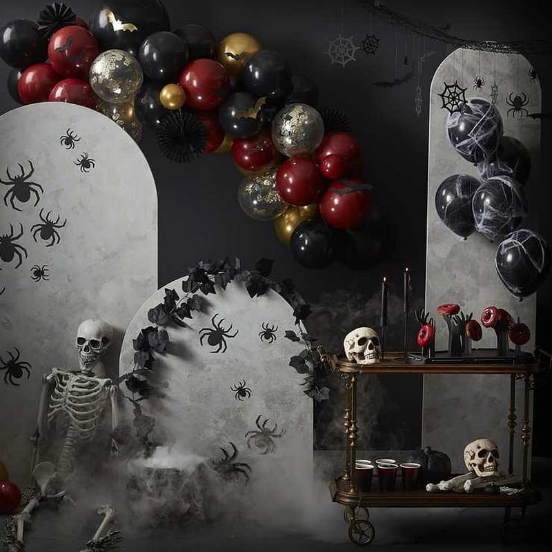 Halloween decoratie met grafstenen en skeletten