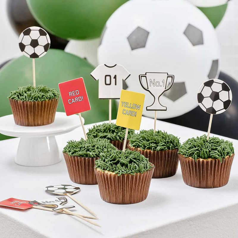 voetbal cupcakes met cupcake toppers