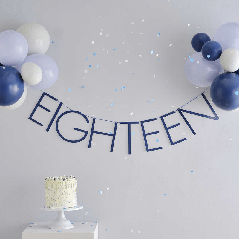 18 jaar set met letterslingers en ballonnen in het blauw