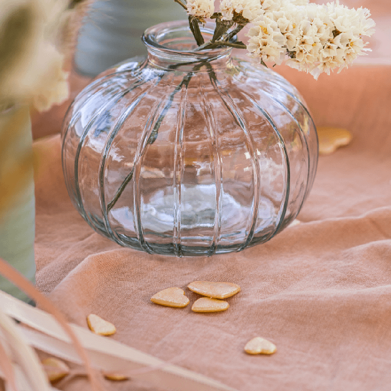 Zachtroze tafelloper met gouden hartjes confetti en witte bloemetjes