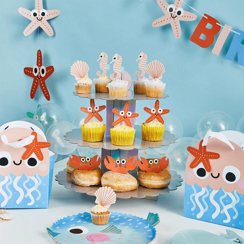 cupcaketoppers met zeedieren zitten in een berlinerbol en cupcakes
