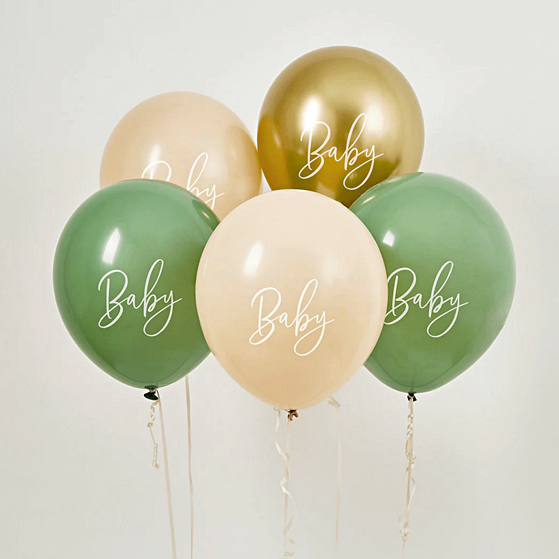Ballonnen in het saliegroen, nude en goud met de witte tekst baby voor een grijze muur