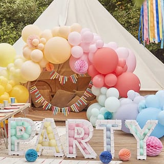 Ballonstandaarden vormen het woord Party
