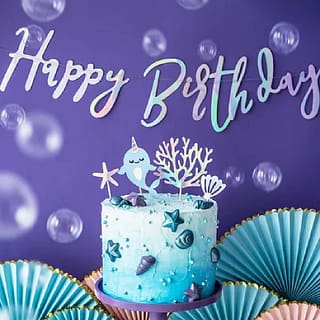 Taart met diepzee thema zeepbellen waaiers en slinger met Happy birthday