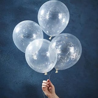 Hand met vier transparante ballonnen met zilveren stervormige confetti