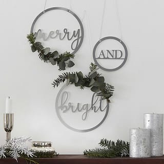 Drie ronde zilveren hangers met merry and bright