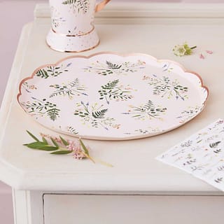 papieren bordjes met bloemenprint en golvende rand