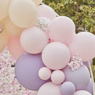 Ballonnenboog met roze tinten en bloemen