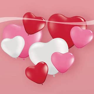 Mix van hartvormige latexballonnen in het wit rood en roze op roze achtergrond