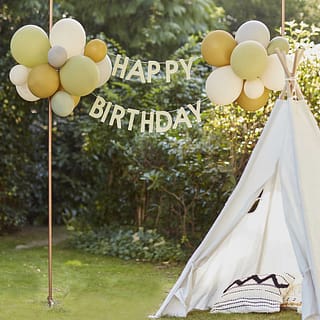 ballonnenbundels met daartussen en banner met happy birthday bij tipi tent