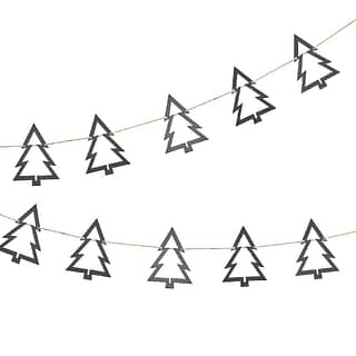 Twee strengen met slingers met zwarte houten kerstboompjes