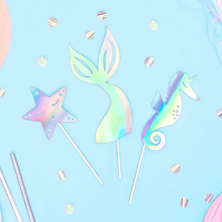 Caketoppers met iridescent effect in de vorm van een zeepaardje, zeester en zeemeerminstaart