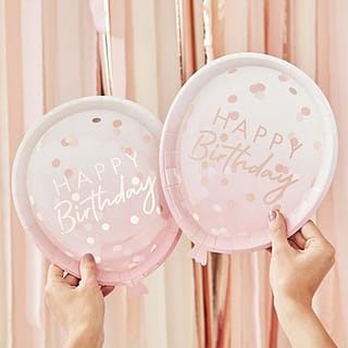 Bordjes met happy birthday erop in de vorm van een ballon