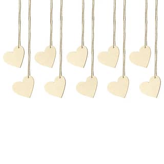 Tien houten tafelkaartjes in de vorm van hartjes