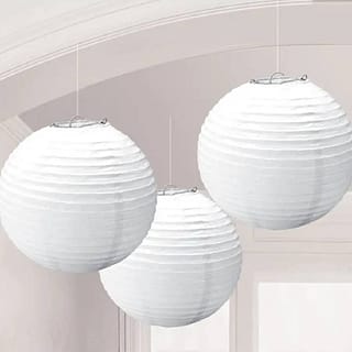 3 witte lampionnen hangen in een kamer