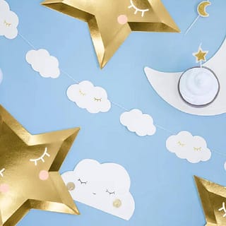 Witte slinger met wolkjes en stervormige gouden bordjes
