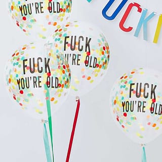 Ballonen gevuld met kleurrijke confetti en de tekst fuck you're old