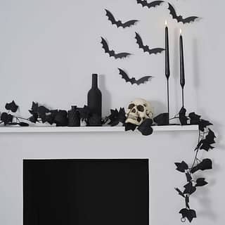 Schouw met vleermuizen zwarte kaarsen schedels en zwarte bladeren