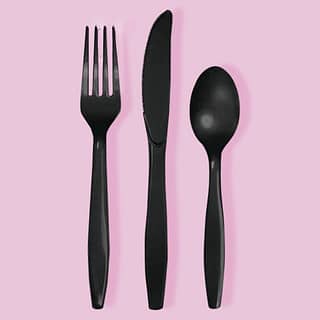 Mes, vork en lepel in de kleur zwart op een roze achtergrond