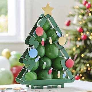 Ballonnenstandaard in de vorm van een kerstboom gevuld met groene ballonnen