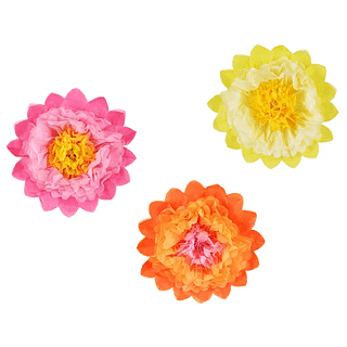 Drie papieren bloemen in de kleuren roze, oranje en geel