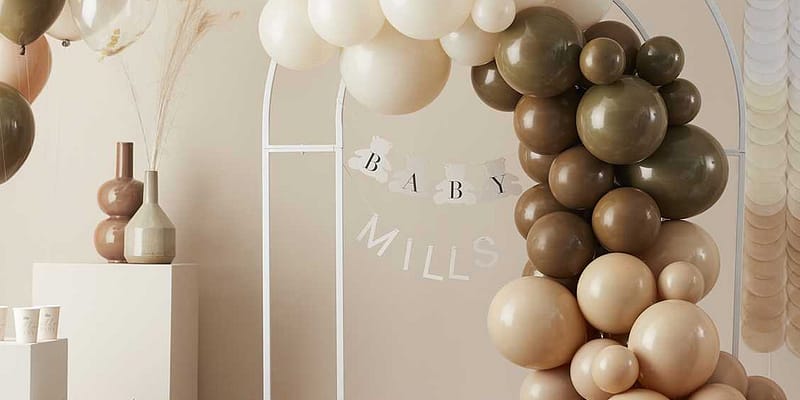 versiering van bruine en taupe kleurige ballonnetjes met baby slinger