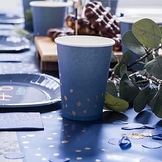 Gedekte tafel met blauwe bekers bordjes en servetten
