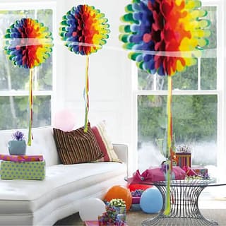 Multicolor honeycombs in een kamer met ballonnen en cadeaus