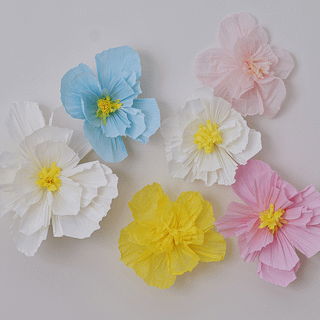 Bloemen van papier in het blauw, roze, geel en wit