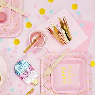 Roze hapjes tafel met roze bekers bordjes en een goudkleurig kroontje