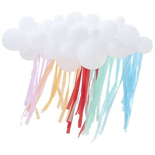 Ballonnenbundel in de vorm van een wolk met meerkleurige streamers eronder