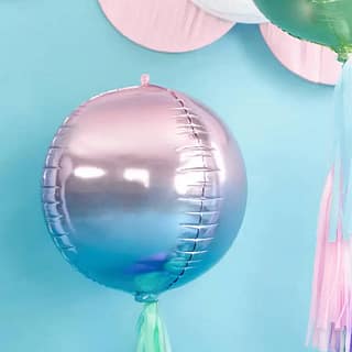 Grote ballon met paarse en blauwe tinten voor blauwe muur