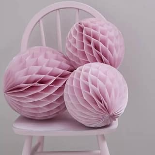 Drie roze honeycombs op een roze stoel