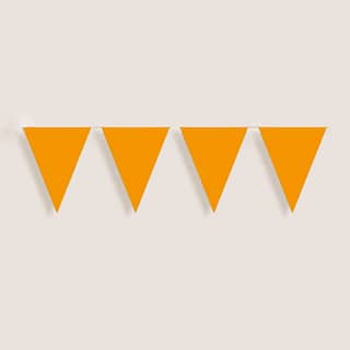 Oranje driehoekige wimpels