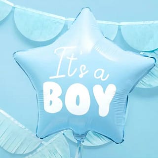 Lichtblauwe stervormige folie ballon met daarop its a boy en daarachter fringe slingers