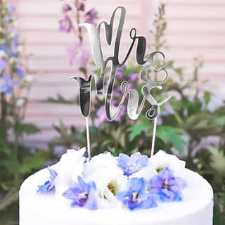 Taart Topper 'Mr & Mrs' Zilver in witte taart met paarse bloemen