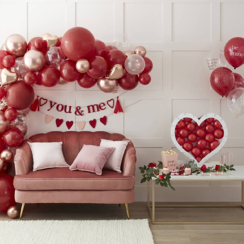 Woonkamer met rode en roze valentijnsversiering