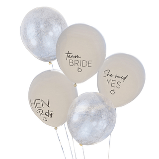Latexballonnen in het nude met zwarte teksten voor een vrijgezellenfeest en transparante ballonnen met zilver engelenhaar