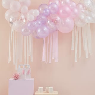 Ballonnenboog met roze en paarse tinten
