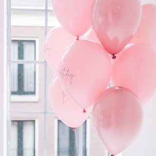Bundel Roze ballonnen voor een raam
