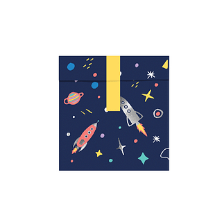 Donkerblauw zakje met gele afsluit sticker is bedrukt met raketten, sterren en een gele maan