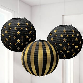 Zwarte lampionnen met gouden strepen en sterren hangen in een kamer