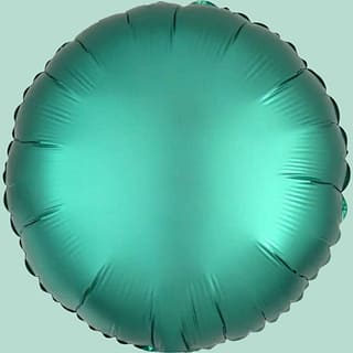 Turquoise ronde ballon van folie met lichtblauwe achtergrond