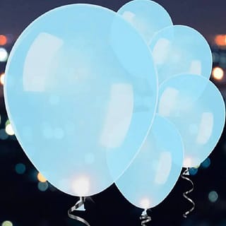 Vijf blauwe ballonnen met een lampje erin