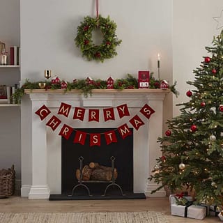 Kamer met kerstdecoratie zoals een kerstboom en vlaggetjes met merry christmas